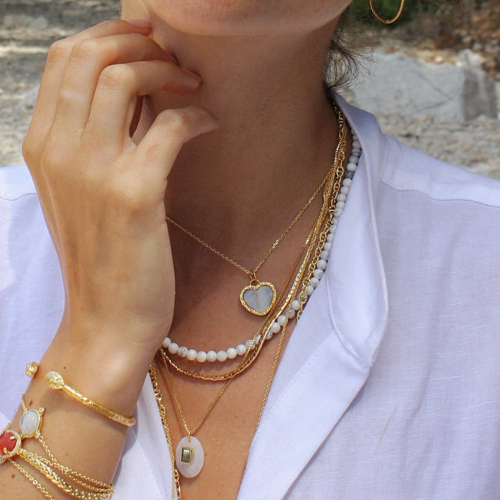 Collier doré coeur pierre contour martelé